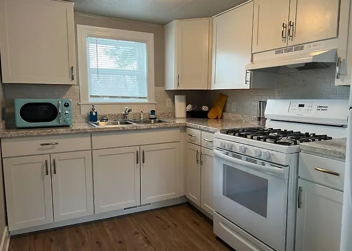 Roomy Single Bedroom With A Huge Back Yard